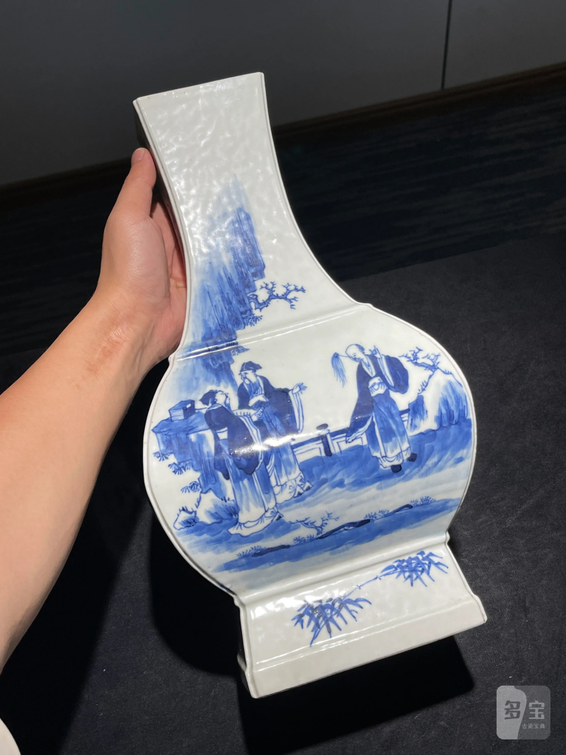 清中期 青花人物纹方瓶一对 - 图3